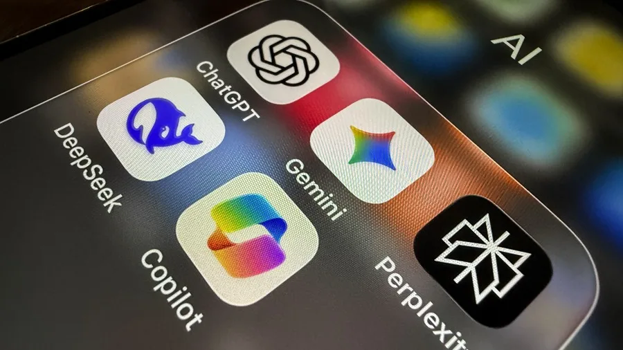 Varias aplicaciones de inteligencia artificial en la pantalla de un teléfono móvil