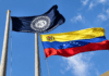 BCV eleva tasas de interés y establece remuneración para todos los depósitos bancarios Banderas del Banco Central de Venezuela y Venezuela ondeando frente al edificio del BCV