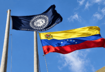BCV eleva tasas de interés y establece remuneración para todos los depósitos bancarios Banderas del Banco Central de Venezuela y Venezuela ondeando frente al edificio del BCV