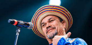 Benjamín Rausseo caracterizado como El Conde del Guácharo durante una presentación