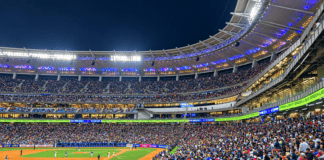 Estadio Monumental Simón Bolívar lleno durante un juego de béisbol