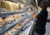 Cendas: una familia necesitó más de 755 dólares para cubrir su alimentación en agosto Familia venezolana durante una situación relacionada con gastos esenciales de alimentación