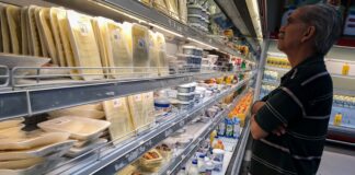 Familia venezolana durante una situación relacionada con gastos esenciales de alimentación