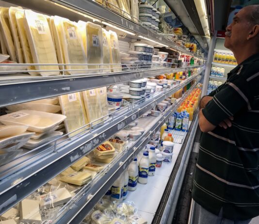 Familia venezolana durante una situación relacionada con gastos esenciales de alimentación