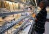 Familia venezolana durante una situación relacionada con gastos esenciales de alimentación
