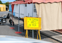 Cartel que anuncia la compra de maíz en tusa a pie de calle en Portuguesa.