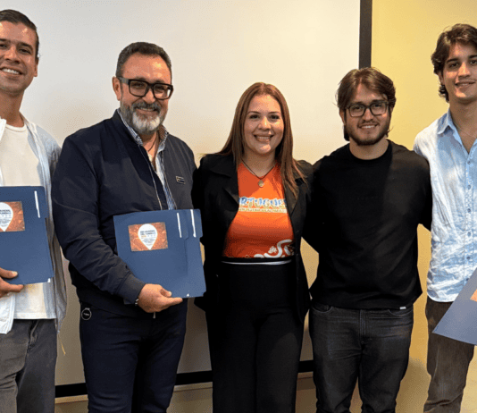 Portuguesa apuesta por la IA para transformar y potenciar el turismo regional Representantes de Corpotur y la Cámara de Turismo de Portuguesa junto a los ponentes del taller sobre inteligencia artificial