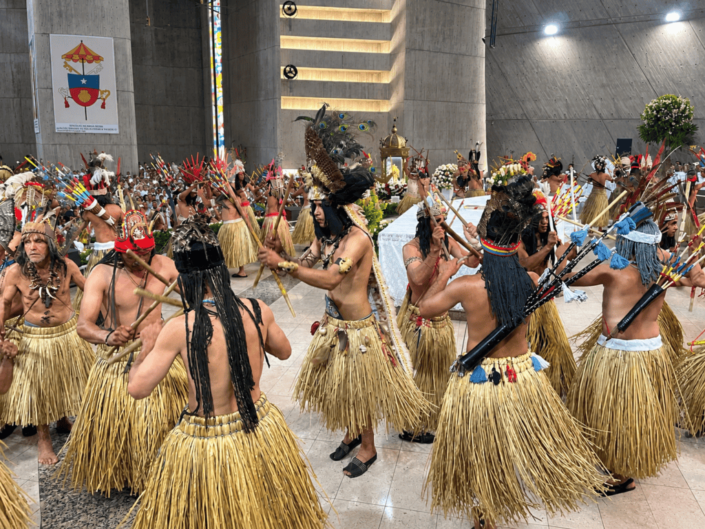 Indios Cospes realizan su tradicional danza dentro del Santuario Nacional de la Virgen de Coromoto en Guanare.