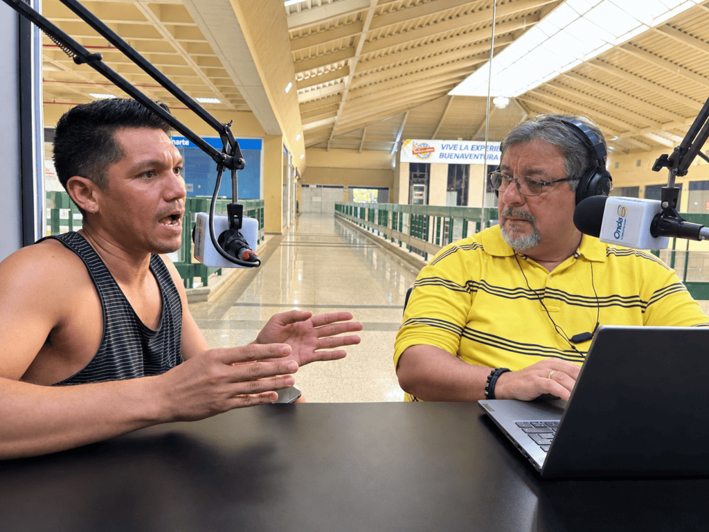 Darwin Blanco conversa con Víctor Menoni durante la entrevista en Onda 90.3 FM