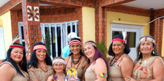 Delegación de Portuguesa posa con vestimenta tradicional durante los Juegos de Educadores Jubilados en Maracaibo