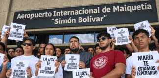 Estudiantes de la UCV durante una protesta en el Aeropuerto Internacional Simón Bolívar de Maiquetía por el regreso de María Corina Machado.