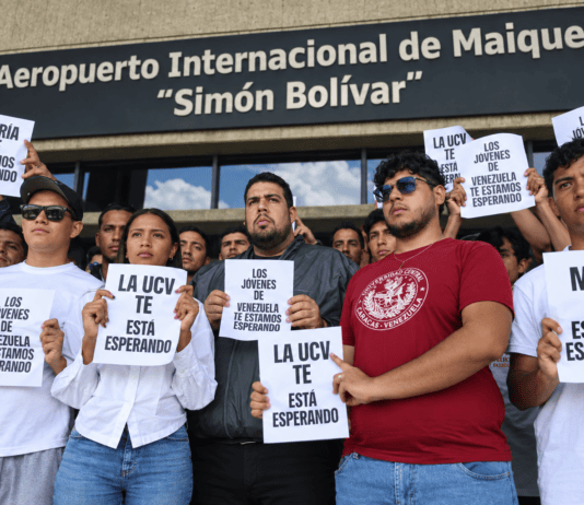Estudiantes de la UCV durante una protesta en el Aeropuerto Internacional Simón Bolívar de Maiquetía por el regreso de María Corina Machado.