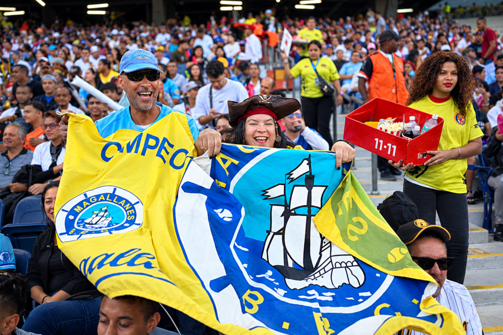 Aficionados de Magallanes con una bandera durante el clásico ante Caracas