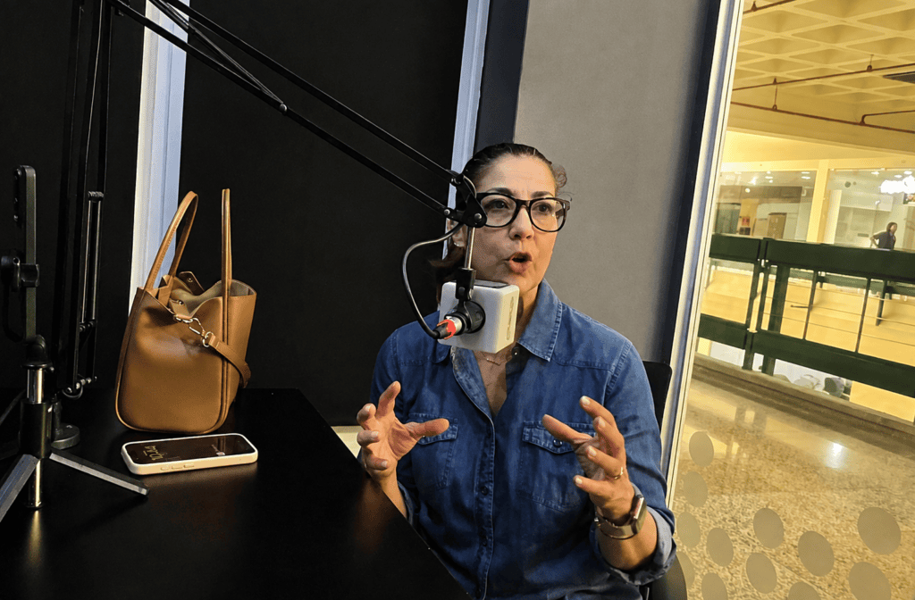 Franca Napolitano explica la Caminata Coromotana durante entrevista en Onda 90.3 FM