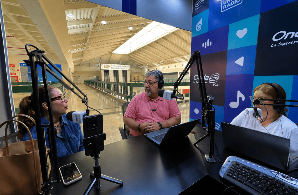 Franca Napolitano junto a Nayarí González y Víctor Menoni en Onda 90.3 FM durante entrevista sobre la Caminata Coromotana