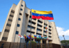 Vista del frente del Tribunal Supremo de Justicia de Venezuela con la bandera nacional