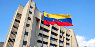 Vista del frente del Tribunal Supremo de Justicia de Venezuela con la bandera nacional