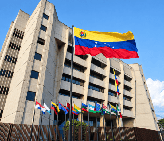 Vista del frente del Tribunal Supremo de Justicia de Venezuela con la bandera nacional