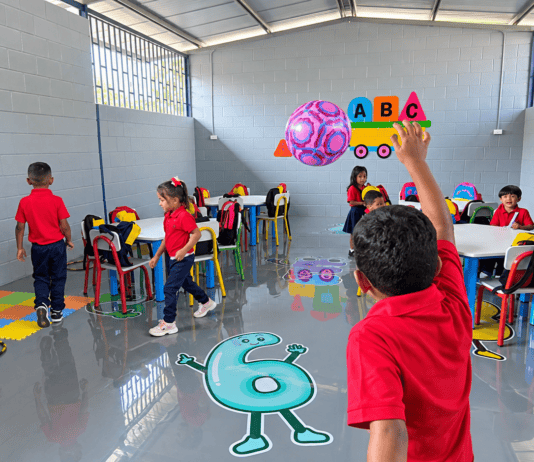 Más de 216 mil estudiantes regresaron a las aulas en Portuguesa para el nuevo año escolar Niños de preescolar participan en actividades dentro de un aula escolar junto a una docente.