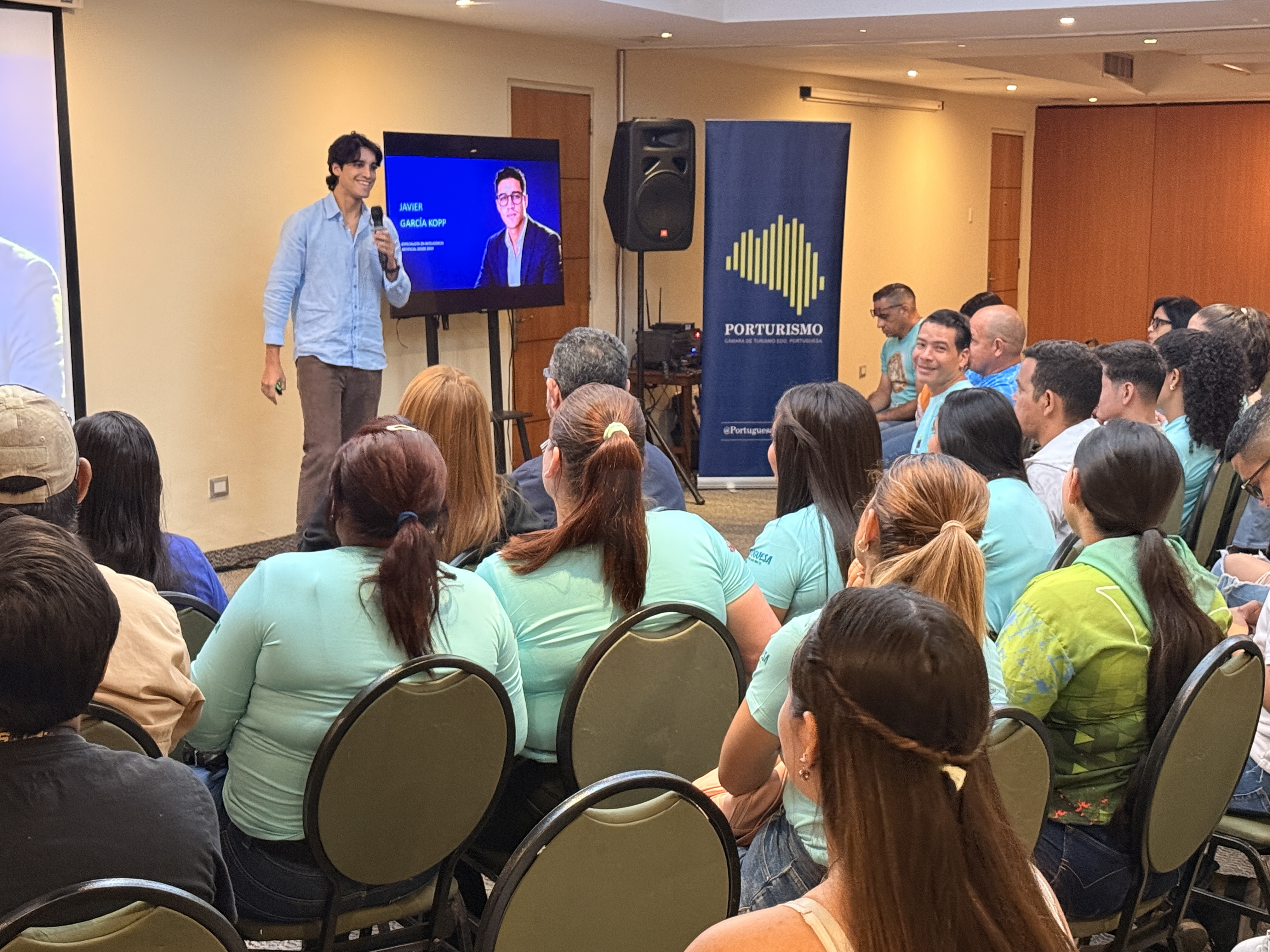 Javier García presenta la inteligencia artificial como herramienta de productividad ante asistentes al taller.