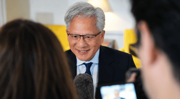 Jensen Huang rechaza que la inteligencia artificial pueda acabar con el mundo para 2030 Jensen Huang, presidente y director ejecutivo de Nvidia