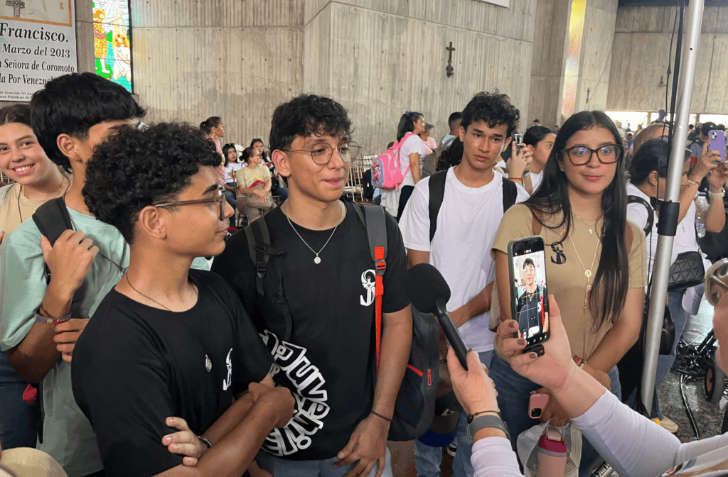 Jóvenes de la parroquia El Salvador de Barquisimeto ofrecen declaraciones a la prensa en el Santuario Nacional de la Virgen de Coromoto.