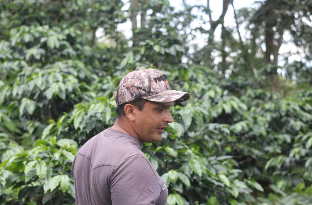 Luis Alberto Durán entre los cafetales de Biscucuy