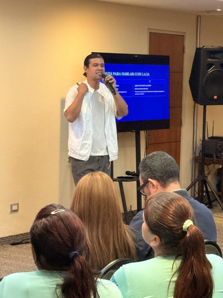 Magin Carmona expone sobre el uso de instrucciones estructuradas para trabajar con inteligencia artificial.