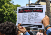Persona sostiene un cartel durante una manifestación para exigir el desbloqueo de páginas web en Venezuela.