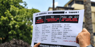 Persona sostiene un cartel durante una manifestación para exigir el desbloqueo de páginas web en Venezuela.