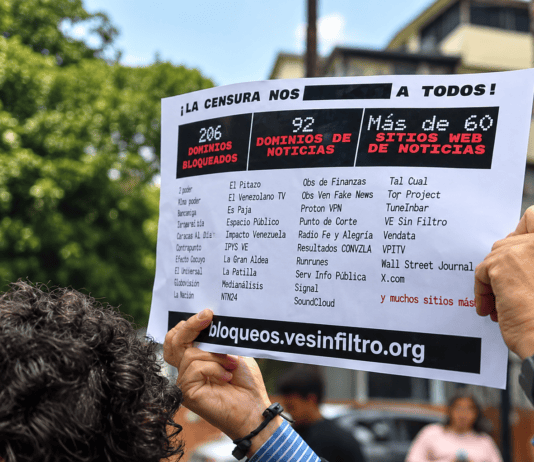Persona sostiene un cartel durante una manifestación para exigir el desbloqueo de páginas web en Venezuela.
