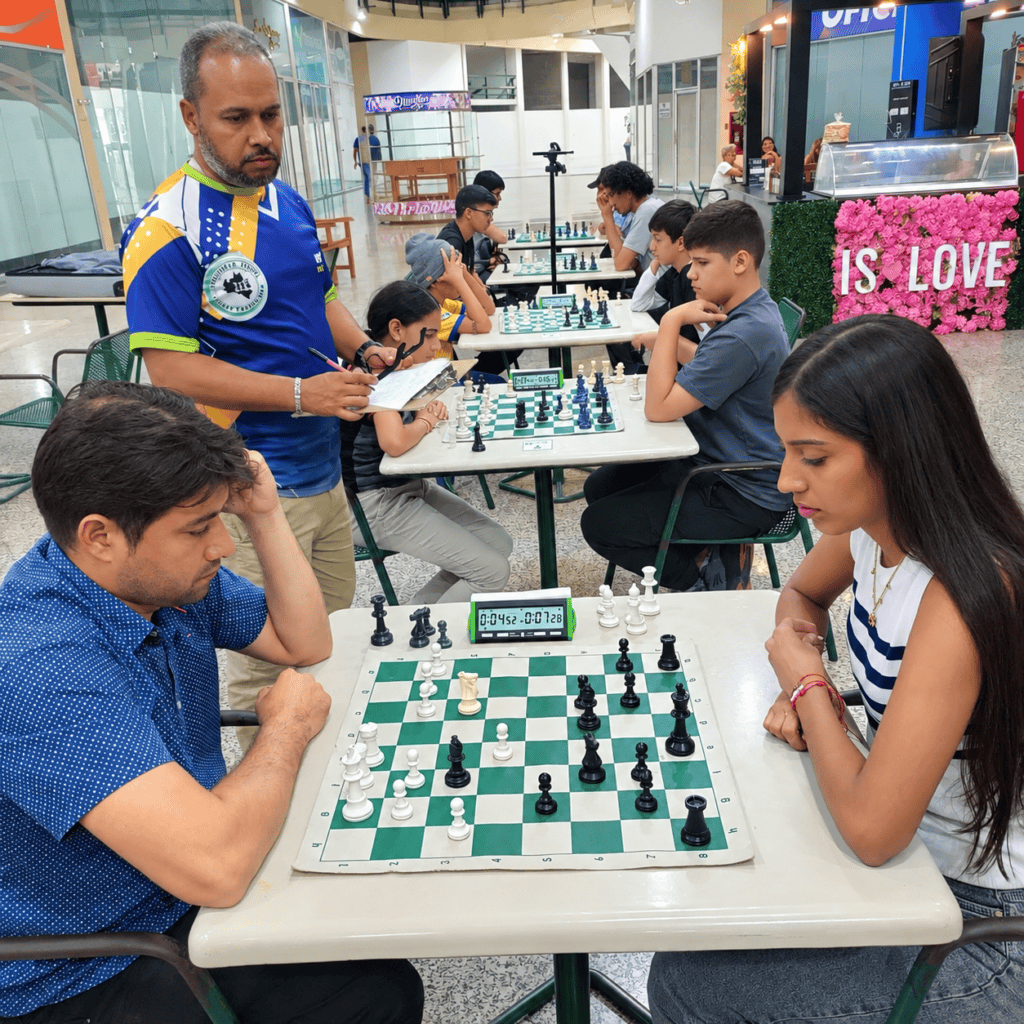 Participantes disputan partidas durante el primer Maratón de Ajedrez “Eleva tu ELO FIDE” en el Centro Comercial Buenaventura de Araure.
