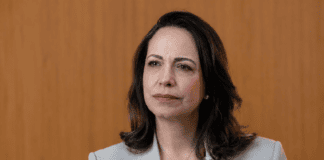 María Corina Machado durante una declaración sobre inversiones petroleras y la reconstrucción de Venezuela