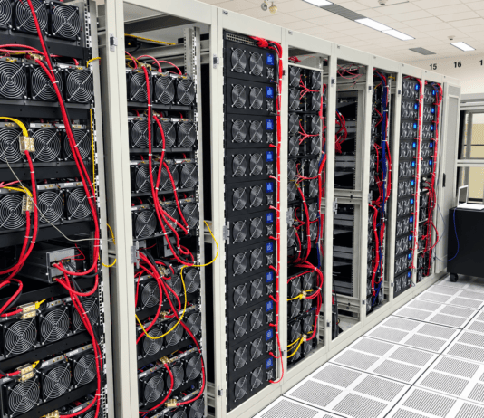 GoMining plantea la minería digital como alternativa de ingresos en Bitcoin desde Venezuela con apoyo de inteligencia artificial Equipos ASIC utilizados en una instalación de minería de Bitcoin. Imagen referencial.