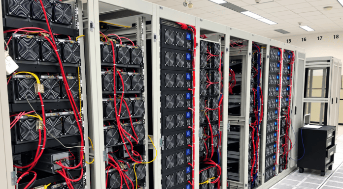 GoMining plantea la minería digital como alternativa de ingresos en Bitcoin desde Venezuela con apoyo de inteligencia artificial Equipos ASIC utilizados en una instalación de minería de Bitcoin. Imagen referencial.