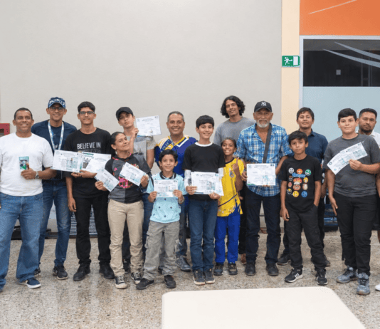 José Luis Gómez y Guillermo Ruiz ganaron el primer Maratón de Ajedrez “Eleva tu ELO FIDE” Participantes, organizadores y galardonados del Maratón de Ajedrez “Eleva tu ELO FIDE” en Araure.