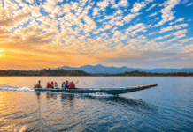 Porturismo dictará conversatorio gratuito “Negocios con Destino” este viernes en Araure Personas realizan un paseo en lancha por un lago al atardecer, con montañas al fondo.