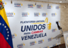 Plataforma Unitaria exige derogar “inmediatamente” la Ley contra el Odio Escenario de rueda de prensa de la Plataforma Unitaria con bandera de Venezuela y atril institucional