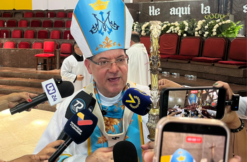 Monseñor Polito Rodríguez ofrece declaraciones a los medios durante la celebración del Año Jubilar Coromotano.