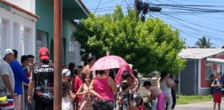 Vecinos se concentran en una calle de Acarigua durante una protesta por fallas eléctricas.