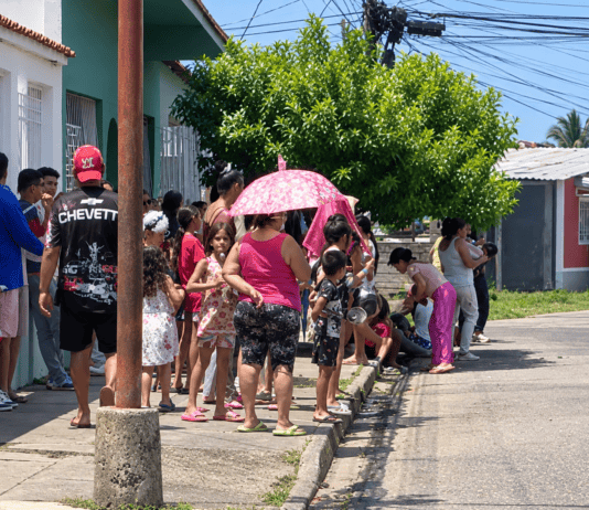 Protesta en la urbanización Gonzalo Barrio de Acarigua cansados de las fallas eléctricas en pleno aniversario de Acarigua Vecinos se concentran en una calle de Acarigua durante una protesta por fallas eléctricas.