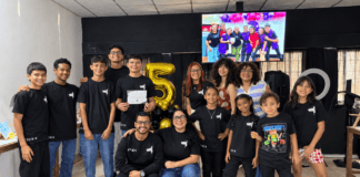 Alumnos, instructores y directiva del Centro Artístico Bohemia durante su quinto aniversario