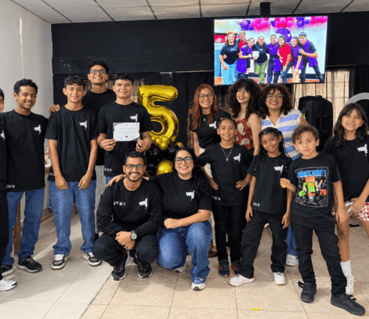 Centro Artístico Bohemia celebra su 5to aniversario con exhibición y graduación de estudiantes Alumnos, instructores y directiva del Centro Artístico Bohemia durante su quinto aniversario