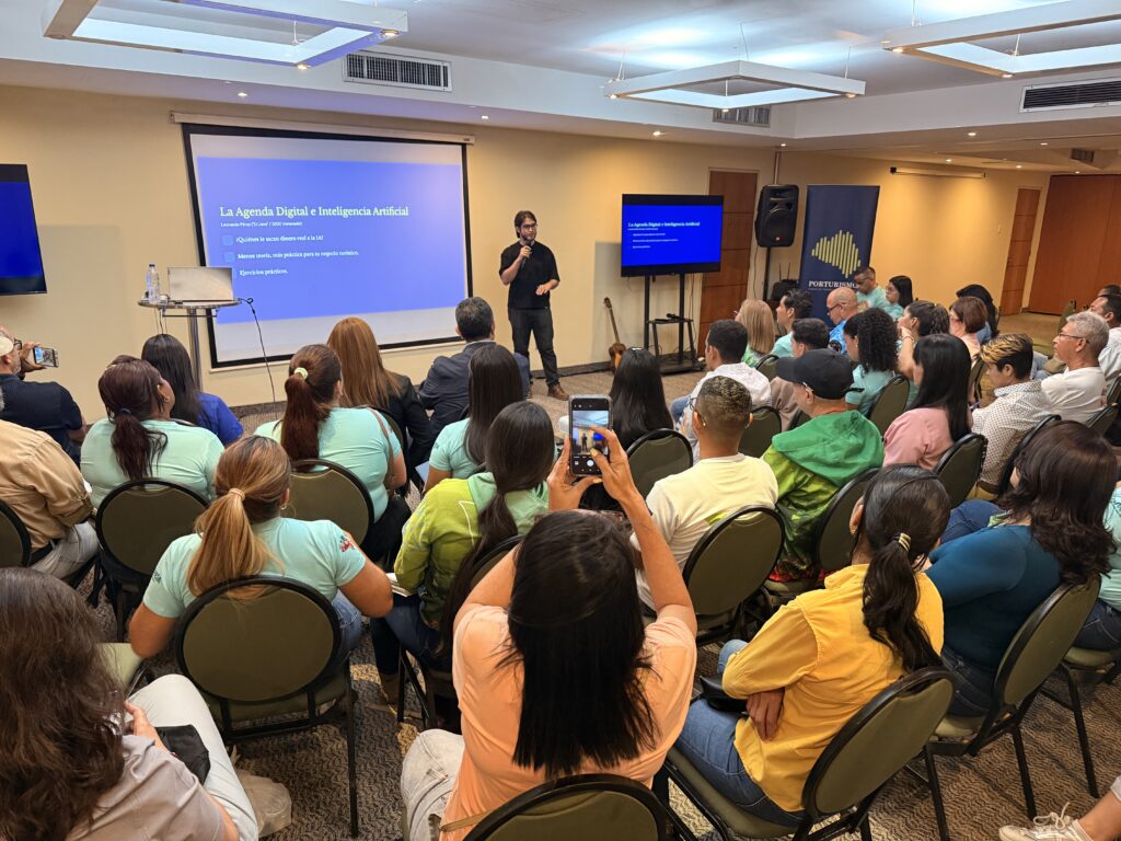 Leonardo Pérez presenta la agenda digital e inteligencia artificial ante asistentes al taller en el Hotel Geo Inn.