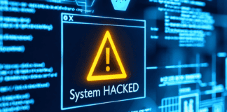 Código informático con alerta de sistema hackeado