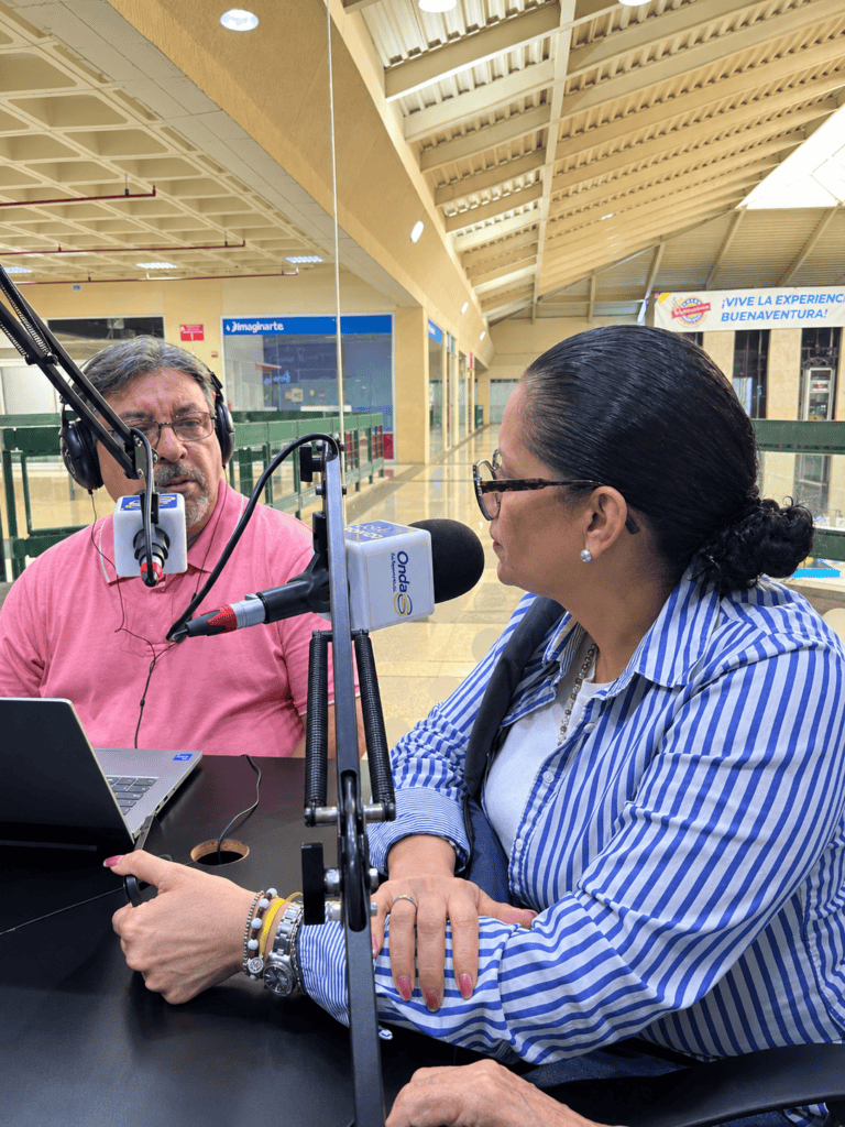 Víctor Menoni conversa con una representante del proyecto CEPA durante entrevista radial