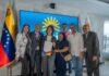 Familias beneficiarias del Plan Venezuela Renace durante la firma de documentos para acceder a créditos sociales del Banco de Venezuela en Caracas.