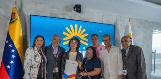 Familias beneficiarias del Plan Venezuela Renace durante la firma de documentos para acceder a créditos sociales del Banco de Venezuela en Caracas.