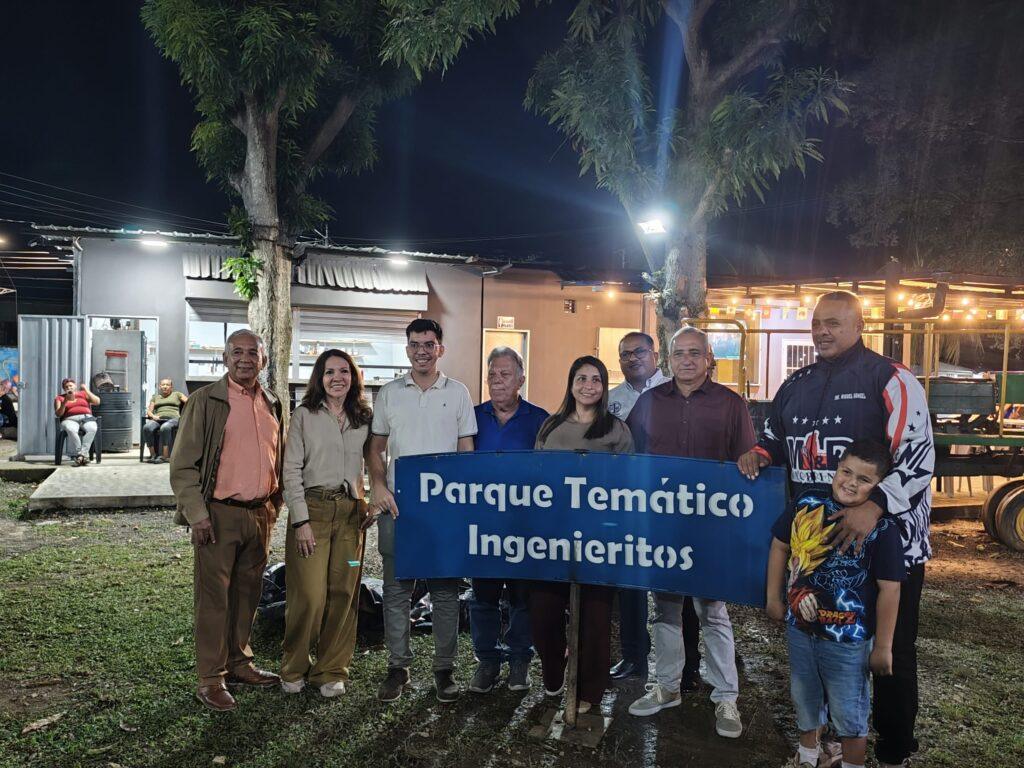 Grupo de personas junto a la valla del Parque Temático Ingenieritos durante el acto de colocación de la primera piedra en Portuguesa.