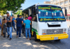 Autobús Encava de transporte público junto a una acera con pasajeros en Venezuela